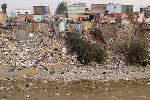 Desagüe de aguas negras en Río Rímac, Lima, Perú