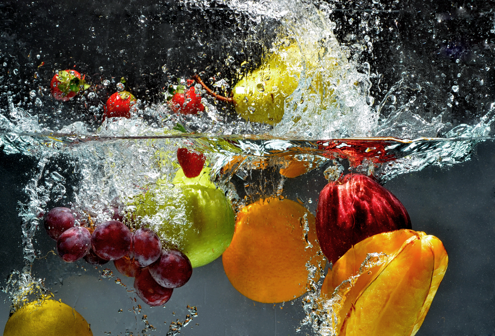 Vegetales y frutos con agua purificada