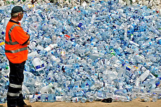 miles de botellas plásticas de agua contaminan el medio ambiente