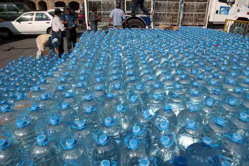 Agua envasada contamina el medioambiente