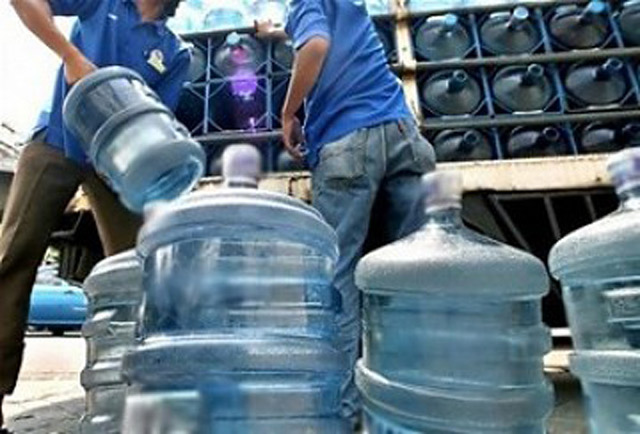 botellones de agua toxica contaminada