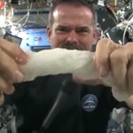 escurrir un trapo con agua en el espacio NASA