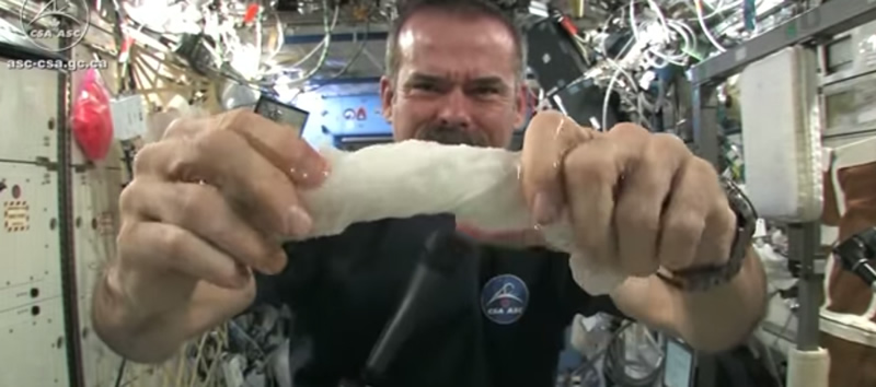 escurrir un trapo con agua en el espacio NASA