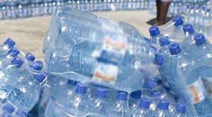 botellas de agua contaminantes